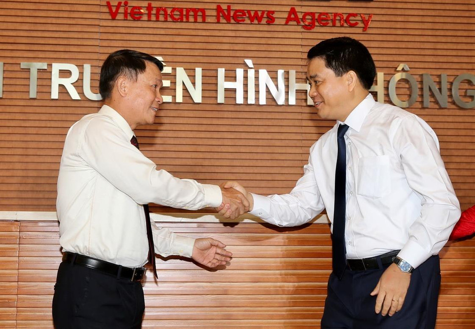 Tổng Giám đốc Thông tấn xã Việt Nam Nguyễn Đức Lợi và Chủ tịch Ủy ban Nhân dân thành phố Hà Nội Nguyễn Đức Chung tại Lễ khai trương Trung tâm Truyền hình Thông tấn. (Ảnh: Dương Giang/TTXVN)