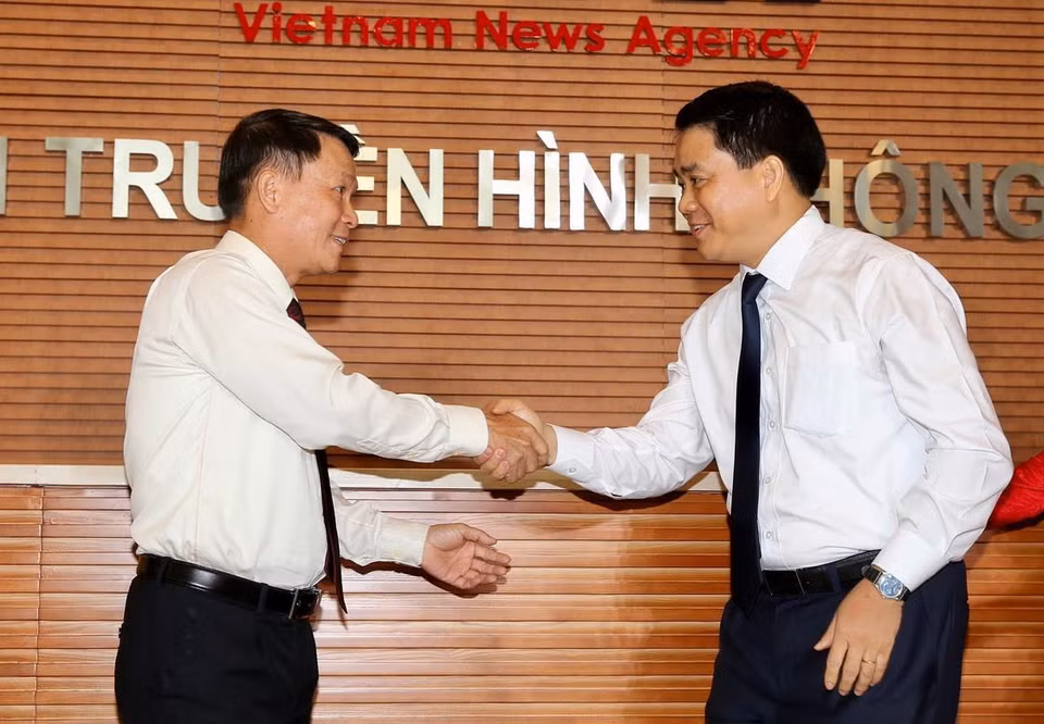 Tổng Giám đốc Thông tấn xã Việt Nam Nguyễn Đức Lợi và Chủ tịch Ủy ban Nhân dân thành phố Hà Nội Nguyễn Đức Chung tại Lễ khai trương Trung tâm Truyền hình Thông tấn. (Ảnh: Dương Giang/TTXVN)