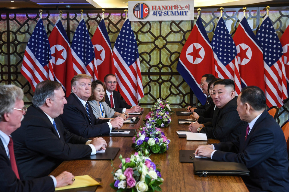 Tổng thống Mỹ Donald Trump (thứ 3, trái) và Chủ tịch Triều Tiên Kim Jong-un (thứ 2, phải) tại cuộc họp mở rộng với các quan chức hai nước trong ngày thứ hai của Hội nghị thượng đỉnh Mỹ-Triều lần hai. (Ảnh: AFP/TTXVN)