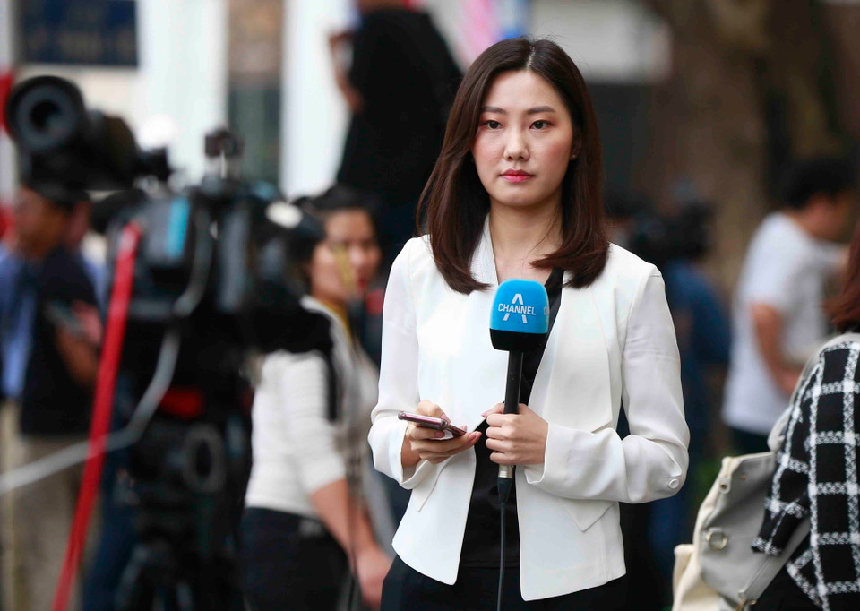 Phóng viên các hãng thông tấn quốc tế tác nghiệp trước giờ diễn ra Hội nghị Thượng đỉnh Mỹ-Triều Tiên lần thứ hai. (Ảnh: Doãn Tấn/TTXVN)