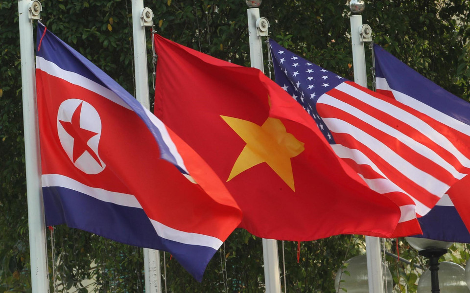 Quốc kỳ Việt Nam, Mỹ và Triều Tiên tung bay bên ngoài đường phố Hà Nội. (Ảnh: Lâm Khánh/TTXVN)