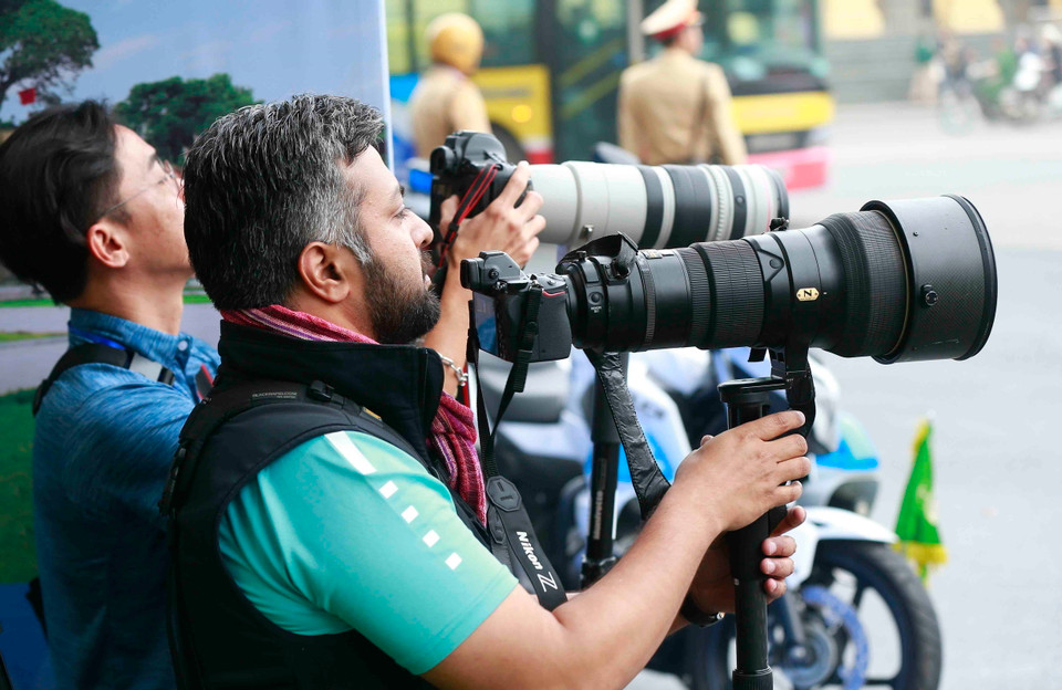 Phóng viên quốc tế chờ đón Tổng thống Mỹ Donald Trump và Chủ tịch Triều Tiên Kim Jong-un trên phố Tràng Tiền. (Ảnh: Doãn Tấn/TTXVN)