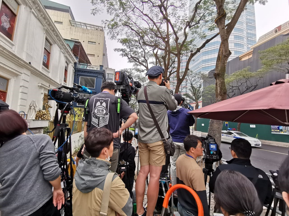 Phóng viên các hãng thông tấn, báo chí quốc tế sẵn sàng để đưa tin về Hội nghị Thượng đỉnh Mỹ-Triều Tiên lần thứ hai. (Ảnh: Thành Đạt/TTXVN)