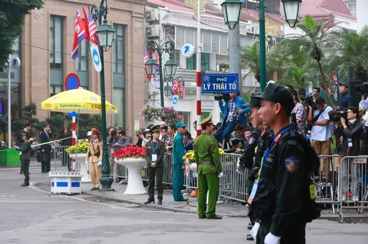Từ rất sớm, nhiều tuyến phố quanh khách sạn Sofitel Metropole và tuyến di chuyển của hai đoàn đã được phong tỏa triệt để. (Ảnh: Doãn Tấn/TTXVN)