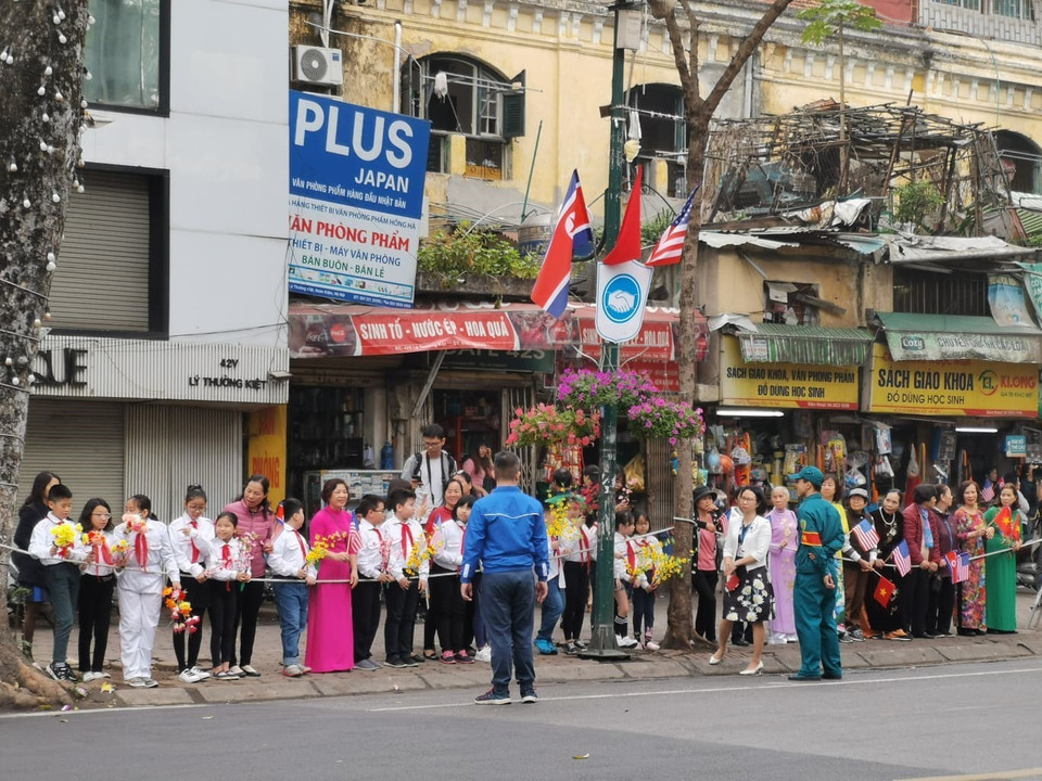 Người dân Thủ đô chào đón sự hiện diện của 2 nhà lãnh đạo đến dự Hội nghị Thượng đỉnh Mỹ-Triều Tiên. (Ảnh: Thành Đạt/TTXVN)