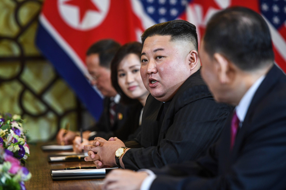 Chủ tịch Triều Tiên Kim Jong-un tại cuộc họp mở rộng với các quan chức trong ngày thứ hai của Hội nghị thượng đỉnh Mỹ-Triều lần hai ở Hà Nội, ngày 28/2/2019. (Ảnh: AFP/TTXVN)