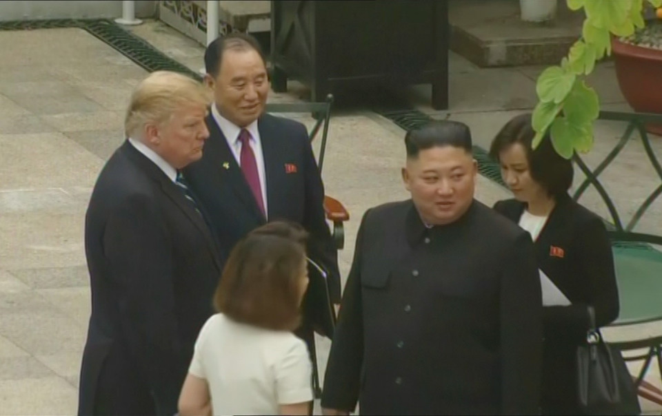 Tổng thống Mỹ Donald Trump và Chủ tịch Triều Tiên Kim Jong-un đã có cuộc đi dạo trong khách sạn Metropole trước khi bước vào Cuộc họp song phương mở rộng. (Ảnh: TTXVN)