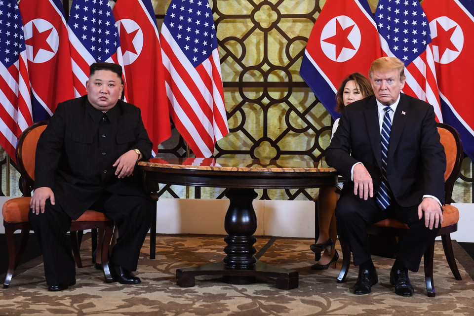 Tổng thống Mỹ Donald Trump (phải) và Chủ tịch Triều Tiên Kim Jong-un trong cuộc gặp tại ngày làm việc thứ hai của Hội nghị thượng đỉnh Mỹ-Triều lần hai ở Hà Nội, ngày 28/2/2019. (Ảnh: AFP/TTXVN)