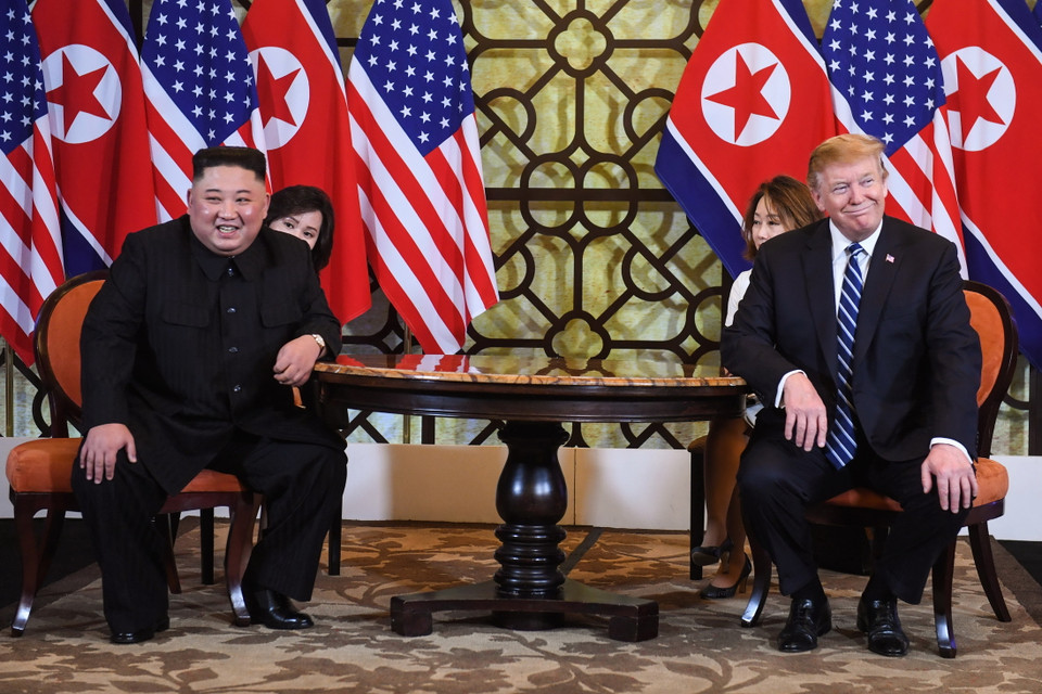 Tổng thống Mỹ Donald Trump (phải) và Chủ tịch Triều Tiên Kim Jong-un trong cuộc gặp tại ngày làm việc thứ hai của Hội nghị thượng đỉnh Mỹ-Triều lần hai ở Hà Nội, ngày 28/2/2019. (Ảnh: AFP/TTXVN)