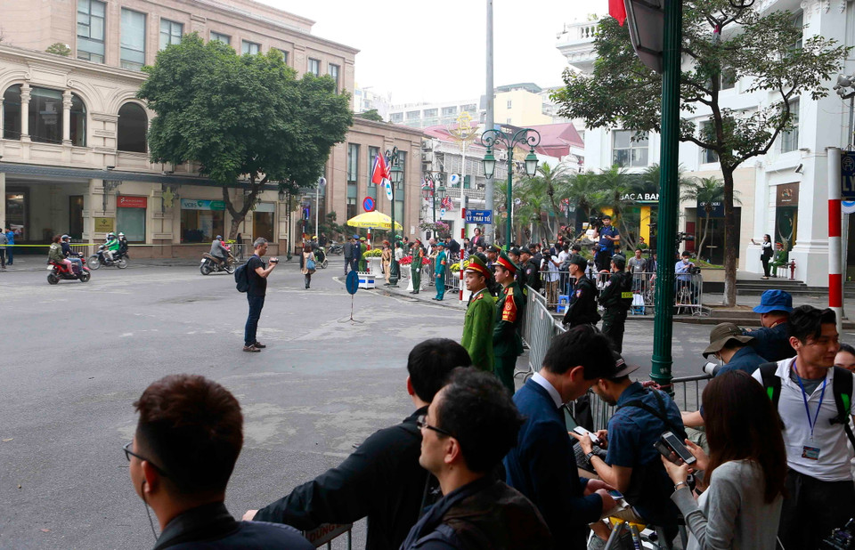  Từ sáng sớm 28/2 nhiều phóng viên đã tập trung bên ngoài khách sạn Metropole chờ đón Tổng thống Mỹ Donald Trump và Chủ tịch Triều Tiên Kim Jong-un. (Ảnh: Doãn Tấn/TTXVN)