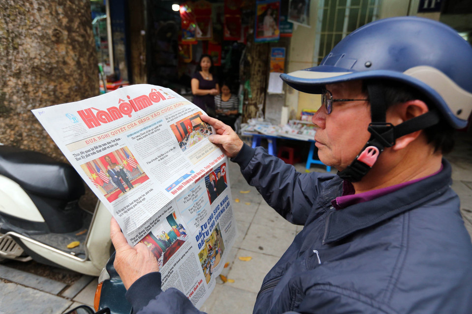 Người dân thủ đô Hà Nội đọc thông tin tại sạp báo của Thông tấn xã sáng 28/2 để theo dõi sự kiện Hội nghị Thượng đỉnh Mỹ-Triều Tiên lần thứ hai. (Ảnh: Danh Lam/TTXVN)