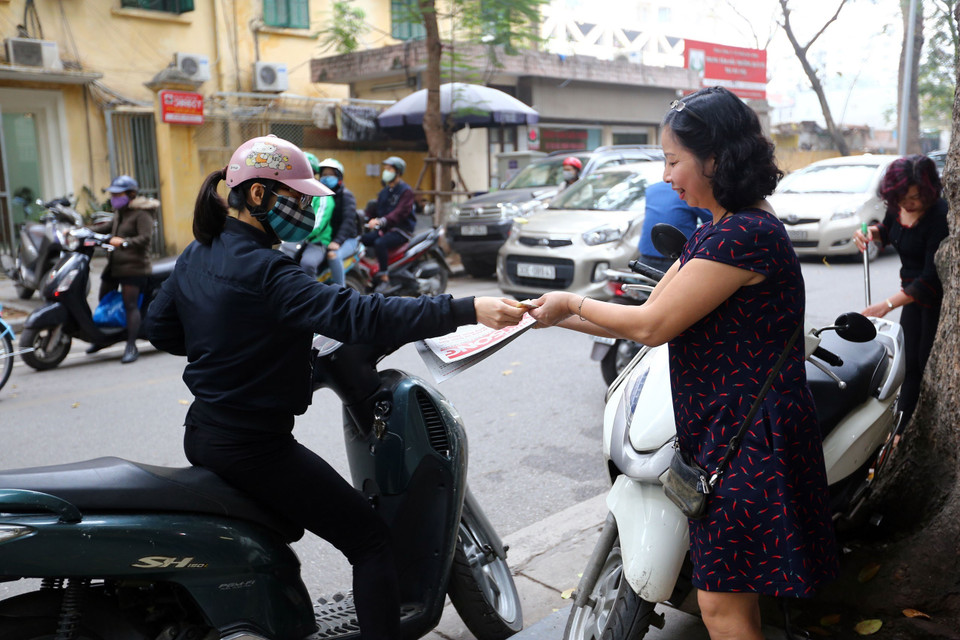 Người dân thủ đô Hà Nội đọc thông tin tại sạp báo của Thông tấn xã sáng 28/2 để theo dõi sự kiện Hội nghị Thượng đỉnh Mỹ-Triều Tiên lần thứ hai. (Ảnh: Danh Lam/TTXVN)