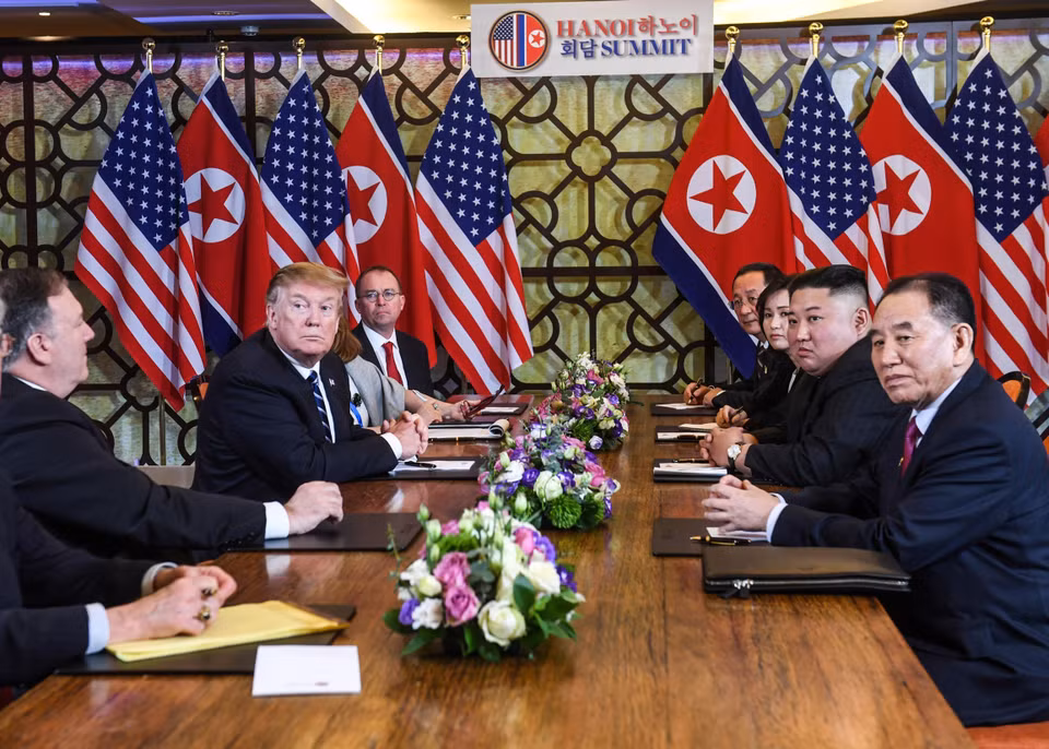 Tổng thống Mỹ Donald Trump và Chủ tịch Triều Tiên Kim Jong-un tại cuộc họp mở rộng với các quan chức hai nước trong ngày thứ hai của Hội nghị thượng đỉnh Mỹ-Triều lần hai ở Hà Nội, ngày 28/2/2019. (Ảnh: AFP/TTXVN)