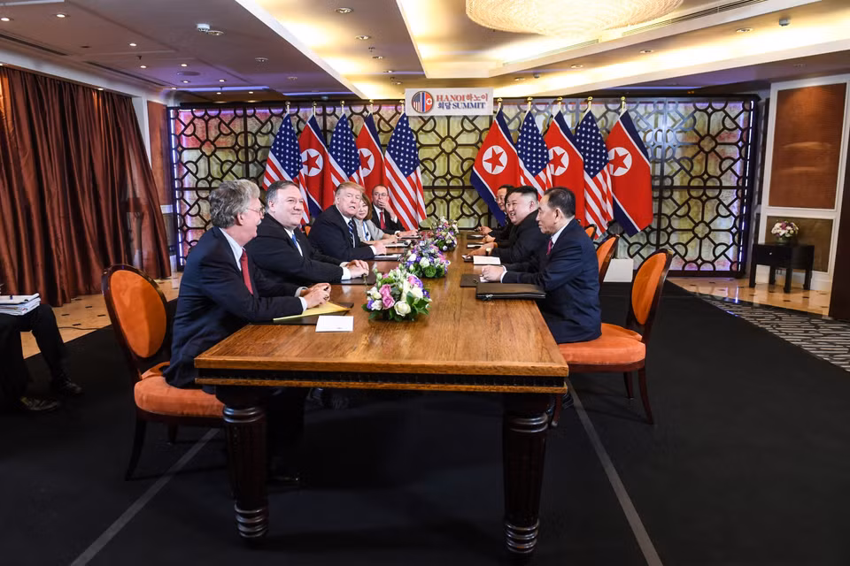Tổng thống Mỹ Donald Trump (thứ 3, trái) và Chủ tịch Triều Tiên Kim Jong-un (thứ 2, phải) tại cuộc họp mở rộng với các quan chức hai nước trong ngày thứ hai của Hội nghị thượng đỉnh Mỹ-Triều lần hai ở Hà Nội, ngày 28/2/2019. (Ảnh: AFP/TTXVN)