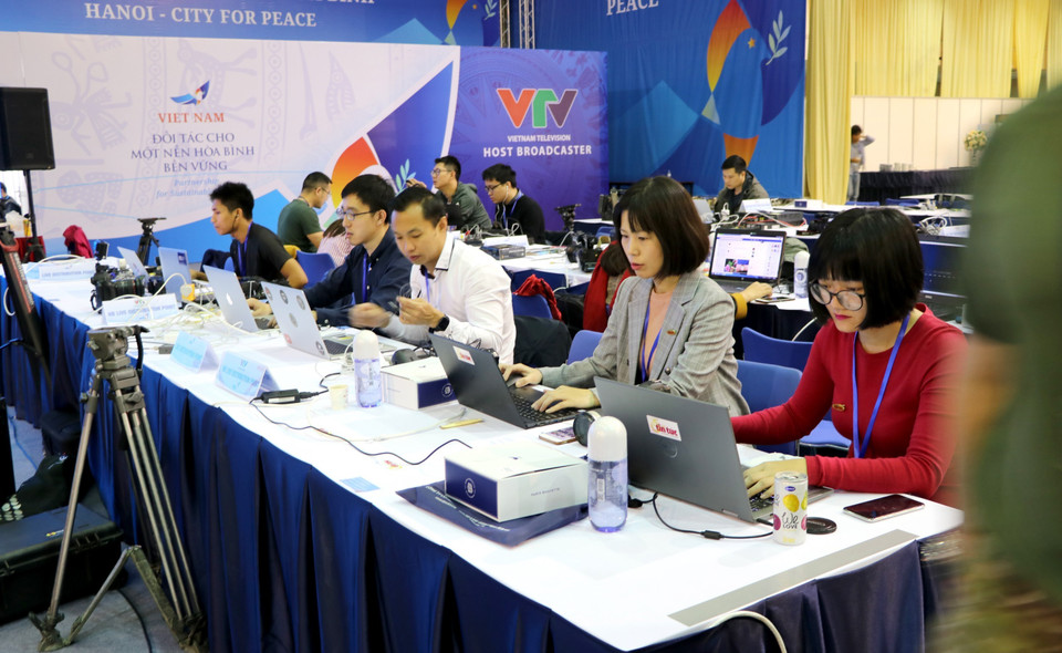 Phóng viên các hãng thông tấn nước ngoài liên tục cập nhật thông tin trước giờ Hội nghị tại Trung tâm Báo chí Quốc tế. (Ảnh: Văn Điệp/TTXVN)