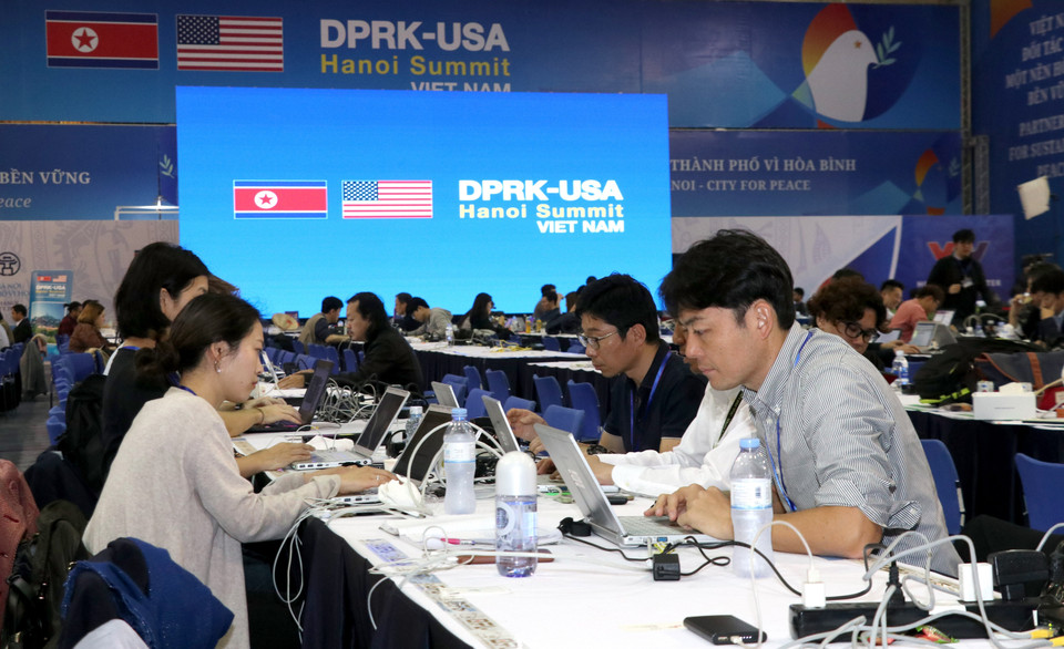 Phóng viên các hãng thông tấn nước ngoài liên tục cập nhật thông tin trước giờ Hội nghị tại Trung tâm Báo chí Quốc tế. (Ảnh: Văn Điệp/TTXVN)