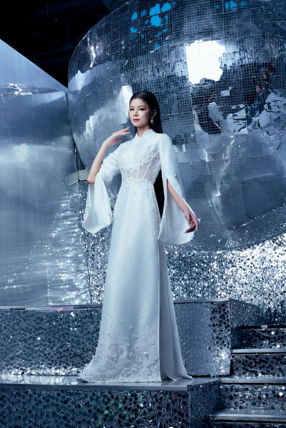 Với tên gọi “The Future of Vietnam,” bộ ảnh áo dài mang cảm hứng tương lai được thực hiện nhằm tôn vinh giá trị di sản Việt Nam là Áo dài truyền thống. (Ảnh: CTV/Vietnam)