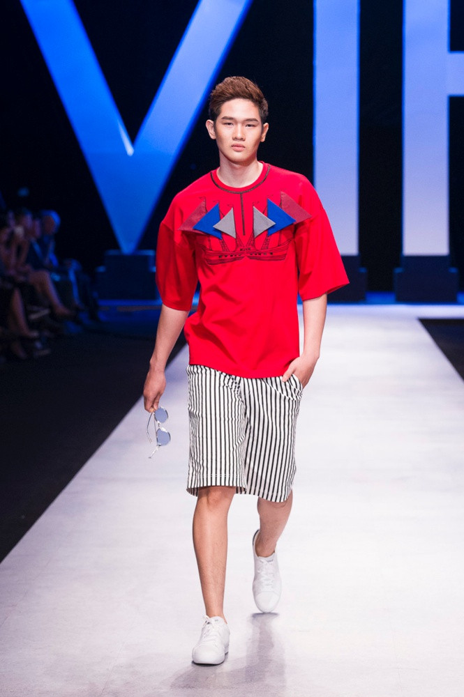 Việt Tiến được biết đến là thương hiệu thời trang nam chuẩn mực với phong cách thời trang công sở nam lịch sự, nghiêm túc, chỉn chu như áo sơ mi, quần tây, veston, caravatte… (Ảnh: BTC)