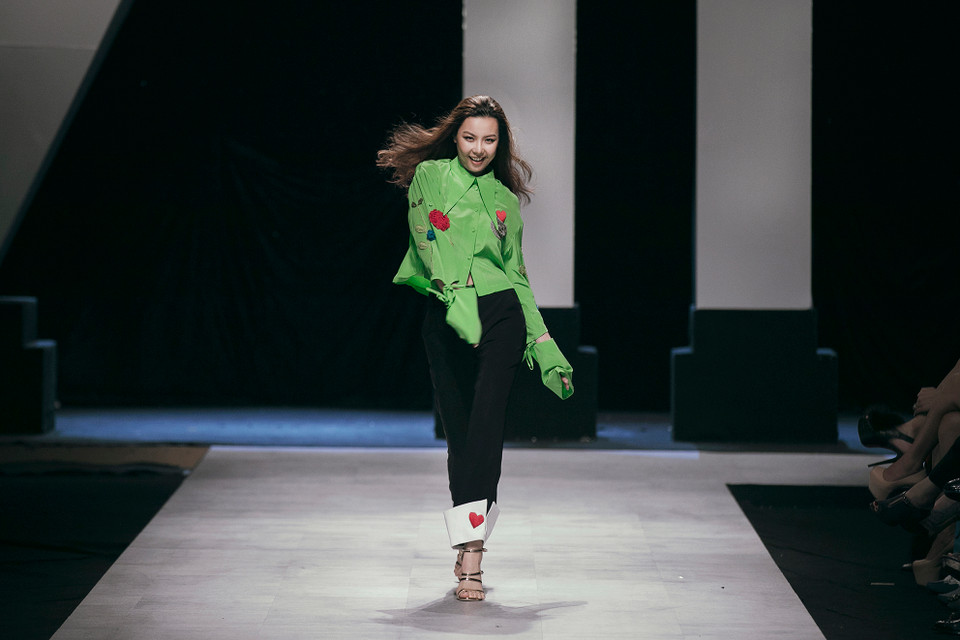 Hòa hợp trong xu hướng kết hợp nhiều màu sắc, nhà thiết kế đưa xu hướng màu thịnh hành từ thập niên 1980 vào bộ sưu tập 'The boyfriend’s jacket.'