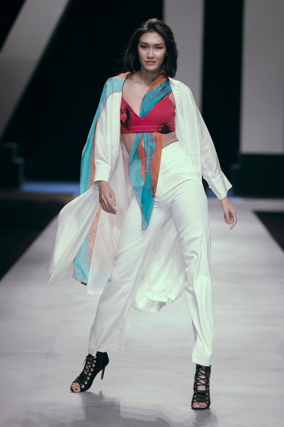 Và vẻ bay bổng trong thiết kế của Hà Linh Thư luôn mang đến cho người mặc hay người nhìn một cảm xúc đẹp.