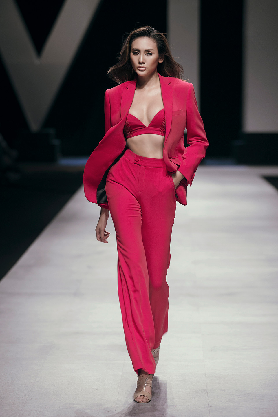 40 mẫu thiết kế, 40 mảng màu sắc đã tạo nên câu chuyện tình mang tên giải phóng phụ nữ khỏi những giới hạn của Hà Linh Thư.