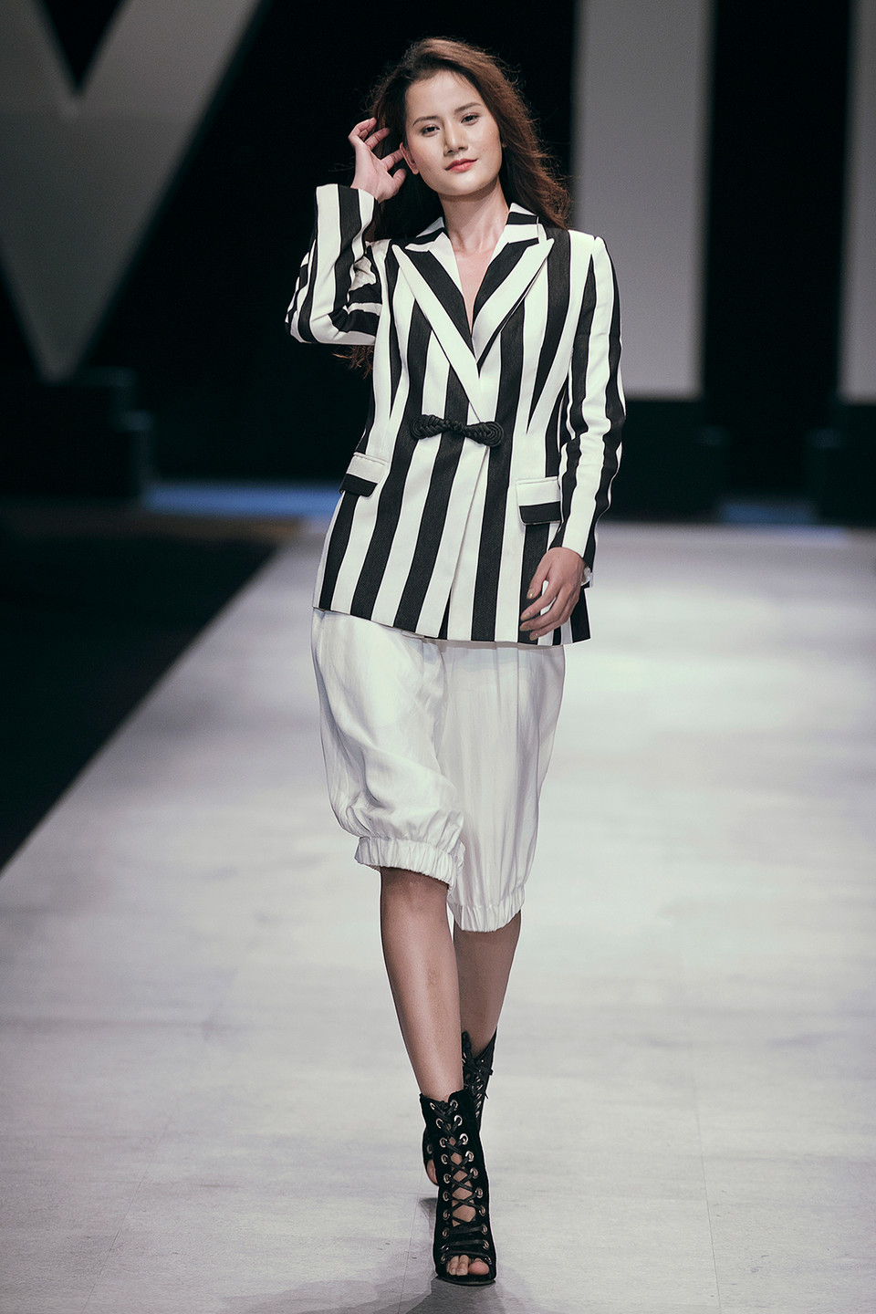 Những giai điệu tự do và hào sảng mang âm hưởng nhạc điện tử của nhà soạn nhạc Alle Farben, cùng màn trình diễn của dàn người mẫu đã mang đến câu chuyện tình nóng bỏng của Hà Linh Thư qua ngôn ngữ thời trang.