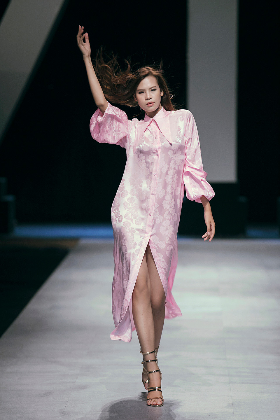 Có rất nhiều cung bậc cảm xúc mà Hà Linh Thư đã đặt để trong các thiết kế của mình nhằm đưa khán giả lạc trôi vào dòng cảm xúc của mùa thời trang mới.