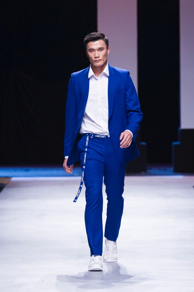 Thủ môn Bùi Tiến Dũng bất ngờ xuất hiện cùng những sải chân hiên ngang và mạnh mẽ trong show diễn.