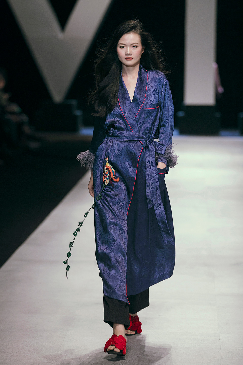 Chung thành với những họa tiết thêu móc thủ công truyền thống, nhưng ở bộ sưu tập mới, Hà Linh Thư muốn tạo ra một xu hướng mới với những phom dáng quá cỡ trên chất liệu lụa cao cấp Italy, lụa Hàng Châu nổi tiếng và lụa Việt Nam.