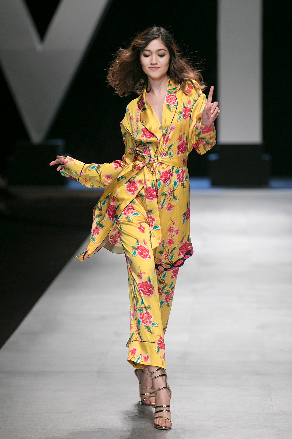 Thời trang Xuân Hè của Hà Linh Thư luôn lăngxê những gam màu nóng, đậm và rực rỡ.