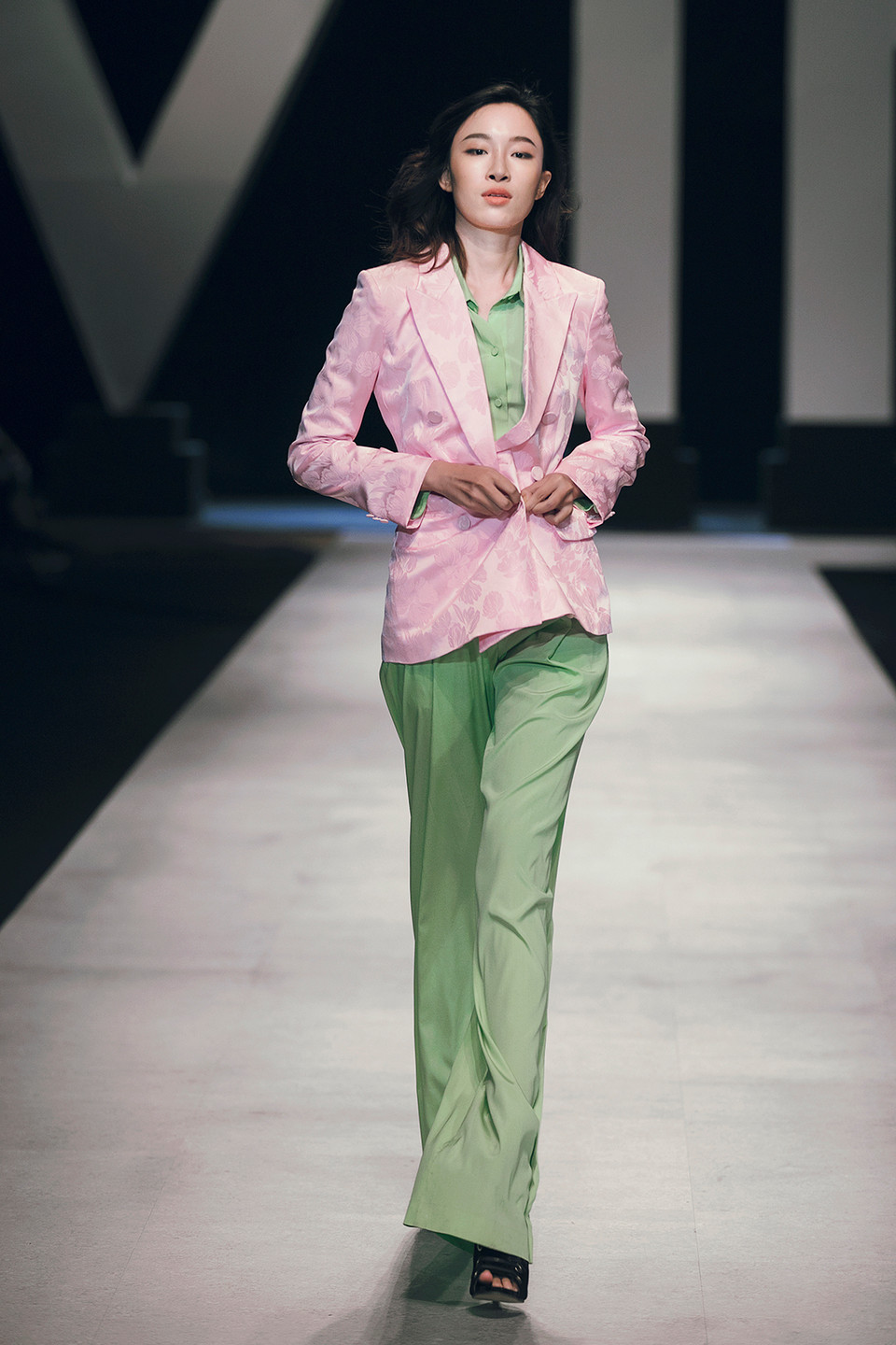 'Hãy thử tưởng tượng sau một đêm nồng nàn, ánh bình minh dần ló dạng và cô gái ra về trong chiếc áo jacket của người tình, thật là thứ cảm xúc nồng nàn đến khó tả. Đó là khởi nguồn cảm hứng cho cái tên rất đặc biệt của bộ sưu tập ‘The boyfriends jacket - Hãy mặc áo của anh’ của tôi,' nhà thiết kế Hà Linh Thư chia sẻ.