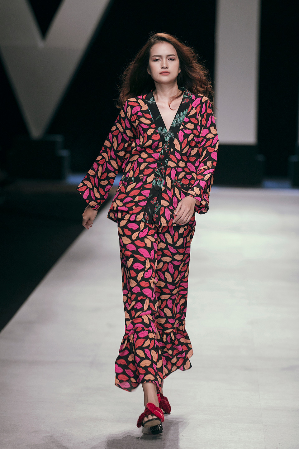 Thể hiện phong cách streetwear, bộ sưu tập bao gồm những trang phục có phom dáng hiện đại thông qua những đường cắt tinh tế và họa tiết phong cách nghệ thuật đại chúng đậm 'tinh thần Hà Linh Thư.'