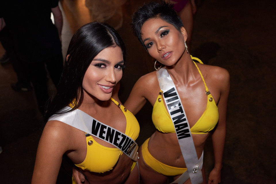 H'Hen Niê cùng đại diện Venezuela, một trong những nhan sắc được đánh giá 'mạnh' nhất cuộc thi. (Ảnh: BTC)