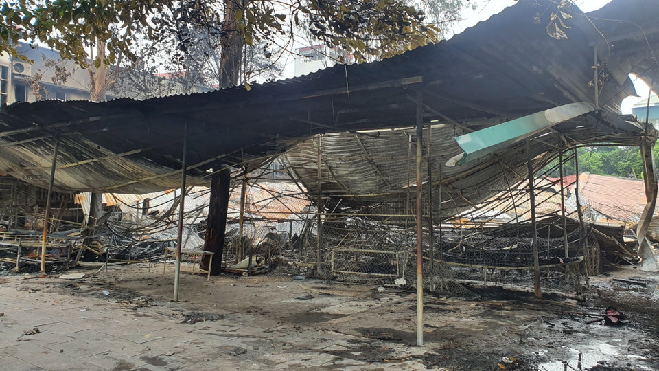 Khoảng 2 giờ 30 sáng 24/5, hỏa hoạn đã xảy ra tại khu chợ tự phát rộng cả ngàn m2 nằm cạnh đường Lạc Long Quân, phường Khai Quang, thành phố Vĩnh Yên, tỉnh Vĩnh Phúc. (Ảnh: Nguyễn Trọng Lịch/TTXVN)