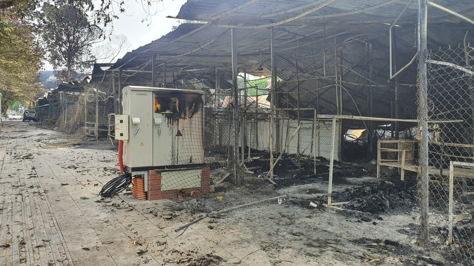Vụ cháy thiêu rụi 20 kiốt phía ngoài mặt đường và khiến hàng chục kiốt khác ở phía trong bị sập do khung mái yếu. (Ảnh: Nguyễn Trọng Lịch/TTXVN)