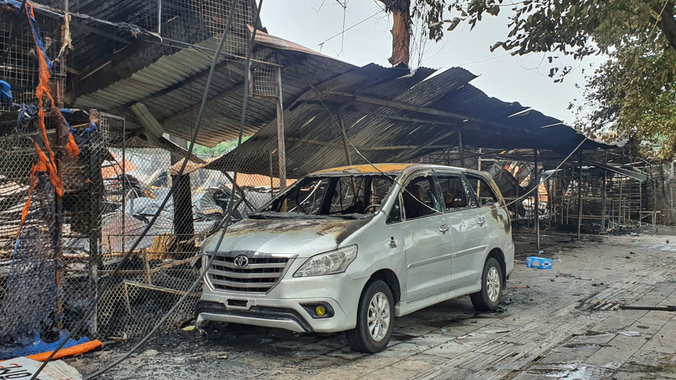 Một chiếc ôtô đỗ cạnh chợ bị hư hỏng trong vụ cháy. (Ảnh: Nguyễn Trọng Lịch/TTXVN)