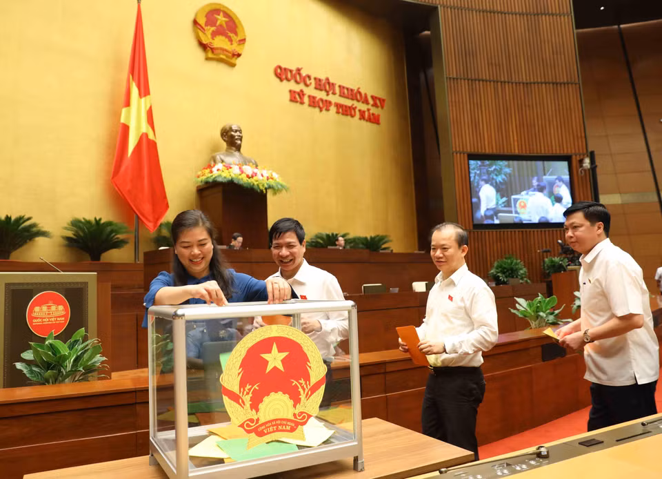 Đại biểu Quốc hội bỏ phiếu bầu chức vụ Ủy viên Ủy ban Thường vụ Quốc hội, Chủ nhiệm Ủy ban Tài chính-Ngân sách của Quốc hội và phê chuẩn bổ nhiệm Bộ trưởng Bộ Tài nguyên và Môi trường nhiệm kỳ 2021-2026. (Ảnh: An Đăng/TTXVN)