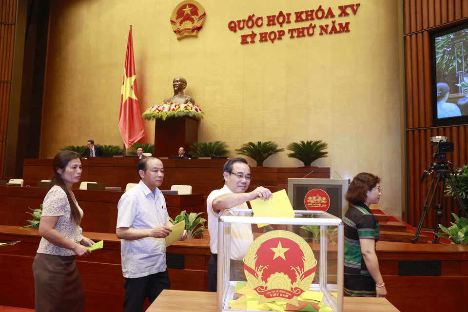Đại biểu Quốc hội bỏ phiếu bầu chức vụ Ủy viên Ủy ban Thường vụ Quốc hội, Chủ nhiệm Ủy ban Tài chính-Ngân sách của Quốc hội và phê chuẩn bổ nhiệm Bộ trưởng Bộ Tài nguyên và Môi trường nhiệm kỳ 2021-2026. (Ảnh: Doãn Tấn/TTXVN)