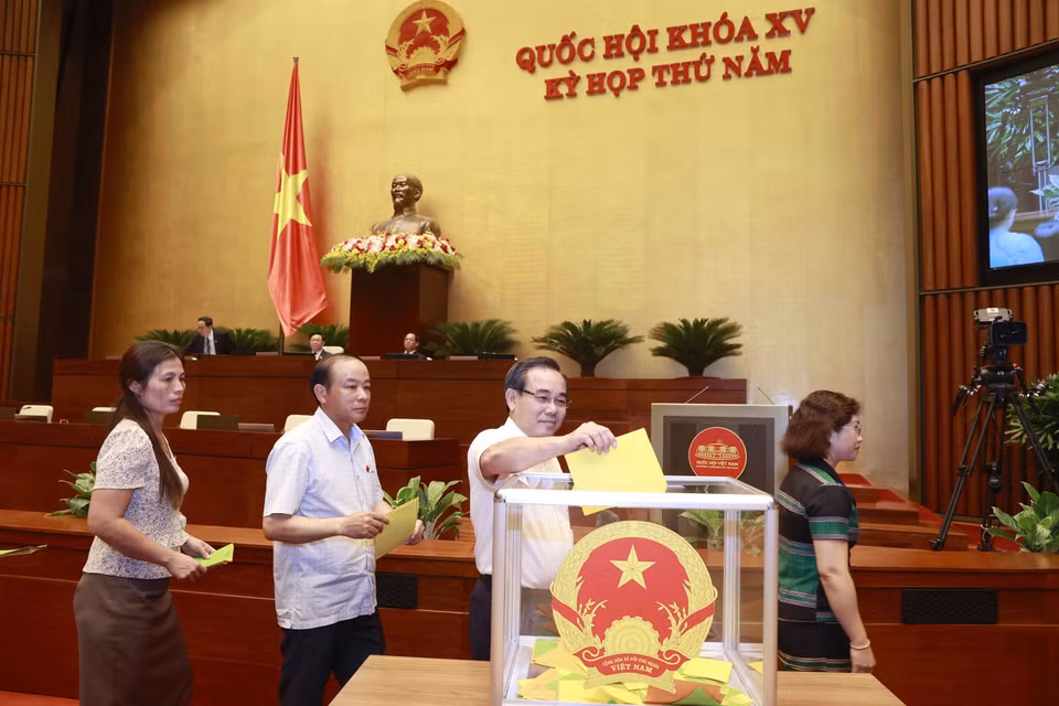 Đại biểu Quốc hội bỏ phiếu bầu chức vụ Ủy viên Ủy ban Thường vụ Quốc hội, Chủ nhiệm Ủy ban Tài chính-Ngân sách của Quốc hội và phê chuẩn bổ nhiệm Bộ trưởng Bộ Tài nguyên và Môi trường nhiệm kỳ 2021-2026. (Ảnh: Doãn Tấn/TTXVN)