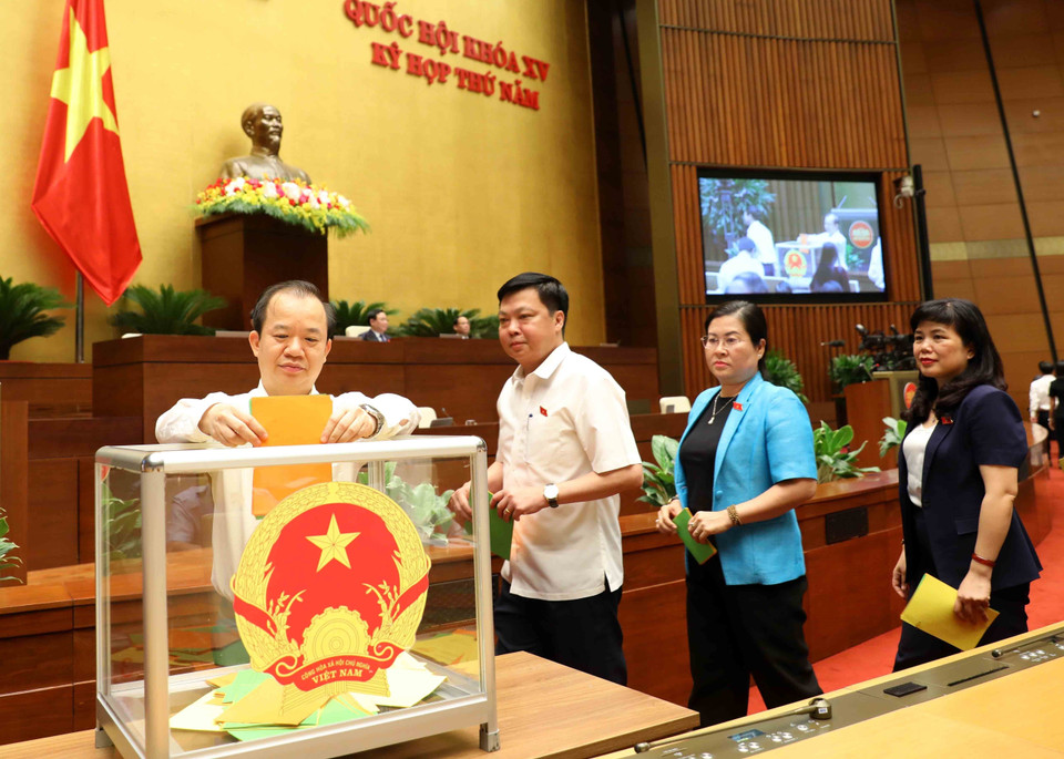 Đại biểu Quốc hội bỏ phiếu bầu chức vụ Ủy viên Ủy ban Thường vụ Quốc hội, Chủ nhiệm Ủy ban Tài chính-Ngân sách của Quốc hội và phê chuẩn bổ nhiệm Bộ trưởng Bộ Tài nguyên và Môi trường nhiệm kỳ 2021-2026. (Ảnh: An Đăng/TTXVN)