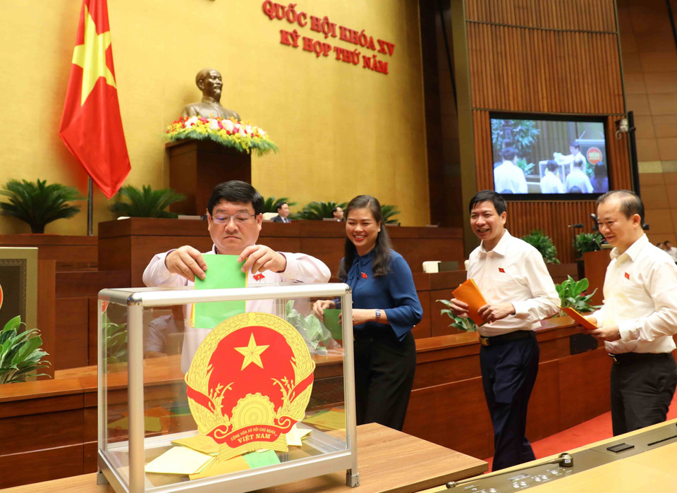 Đại biểu Quốc hội bỏ phiếu bầu chức vụ Ủy viên Ủy ban Thường vụ Quốc hội, Chủ nhiệm Ủy ban Tài chính-Ngân sách của Quốc hội và phê chuẩn bổ nhiệm Bộ trưởng Bộ Tài nguyên và Môi trường nhiệm kỳ 2021-2026. (Ảnh: An Đăng/TTXVN)