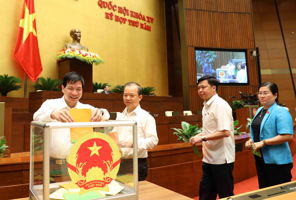 Đại biểu Quốc hội bỏ phiếu bầu chức vụ Ủy viên Ủy ban Thường vụ Quốc hội, Chủ nhiệm Ủy ban Tài chính-Ngân sách của Quốc hội và phê chuẩn bổ nhiệm Bộ trưởng Bộ Tài nguyên và Môi trường nhiệm kỳ 2021-2026. (Ảnh: An Đăng/TTXVN)