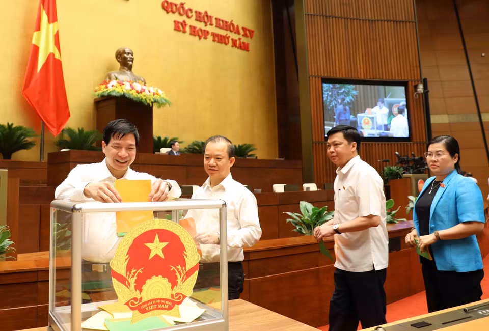 Đại biểu Quốc hội bỏ phiếu bầu chức vụ Ủy viên Ủy ban Thường vụ Quốc hội, Chủ nhiệm Ủy ban Tài chính-Ngân sách của Quốc hội và phê chuẩn bổ nhiệm Bộ trưởng Bộ Tài nguyên và Môi trường nhiệm kỳ 2021-2026. (Ảnh: An Đăng/TTXVN)