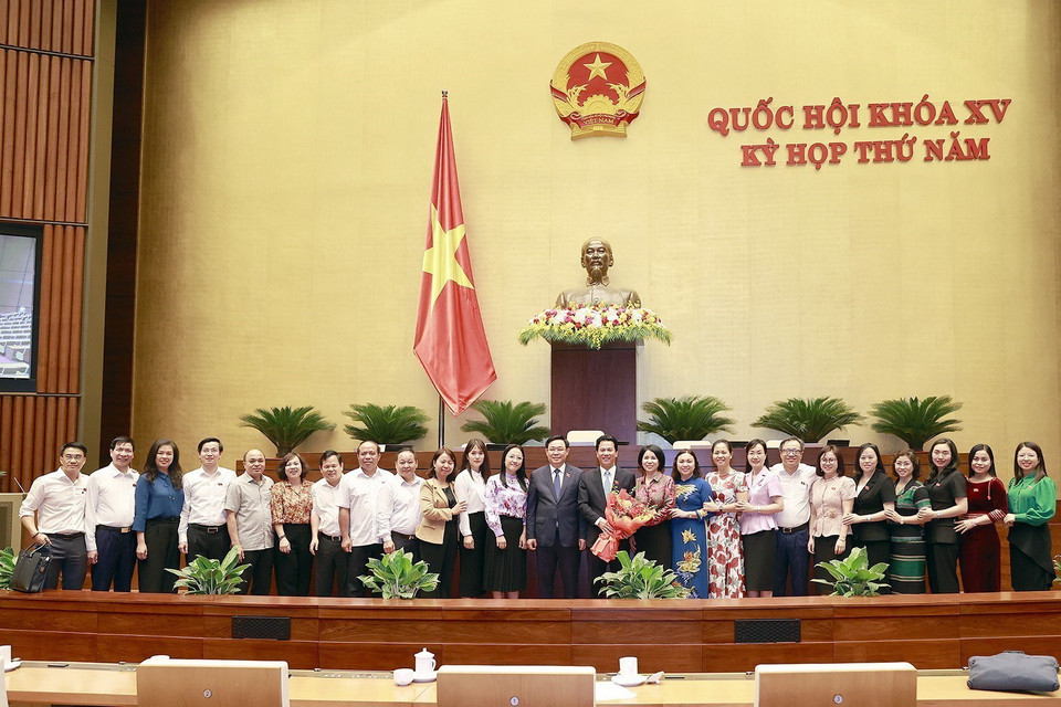 Chủ tịch Quốc hội Vương Đình Huệ chụp ảnh lưu niệm với các đại biểu. (Ảnh: Doãn Tấn/TTXVN)