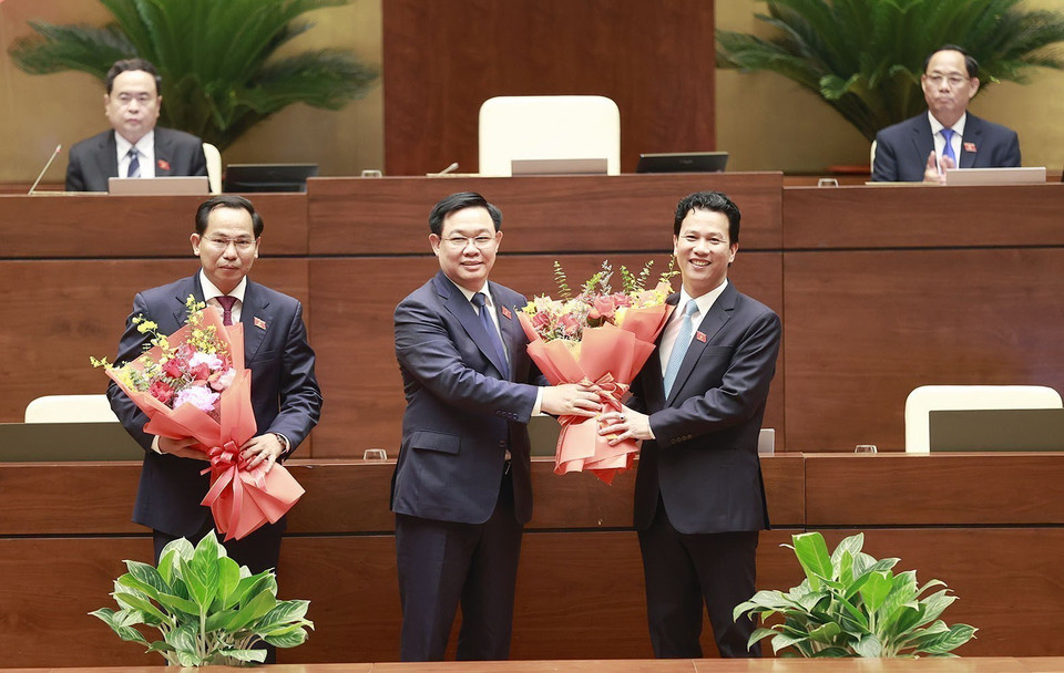 Chủ tịch Quốc hội Vương Đình Huệ chúc mừng tân Chủ nhiệm Ủy ban Tài chính-Ngân sách của Quốc hội Lê Quang Mạnh (bên trái) và tân Bộ trưởng Bộ Tài nguyên và Môi trường Đặng Quốc Khánh. (Ảnh: Doãn Tấn/TTXVN)