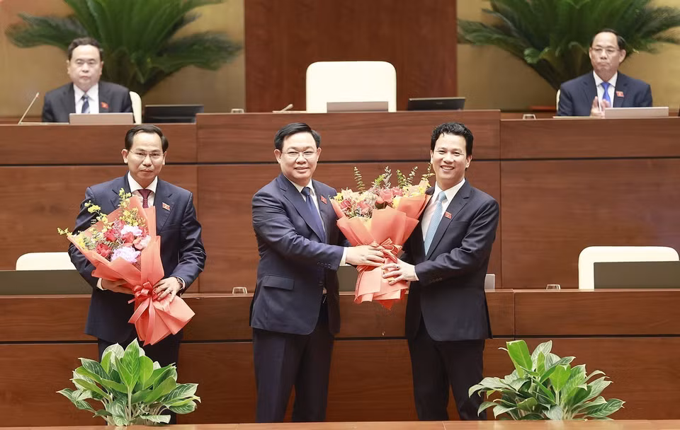 Chủ tịch Quốc hội Vương Đình Huệ chúc mừng tân Chủ nhiệm Ủy ban Tài chính-Ngân sách của Quốc hội Lê Quang Mạnh (bên trái) và tân Bộ trưởng Bộ Tài nguyên và Môi trường Đặng Quốc Khánh. (Ảnh: Doãn Tấn/TTXVN)