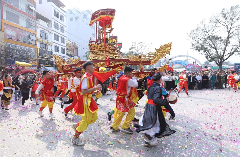 Đặc sắc nhất là nghi lễ quay kiệu trên đường rước từ đền Tả Phủ về đền Kỳ Cùng. (Ảnh: Anh Tuấn/TTXVN)