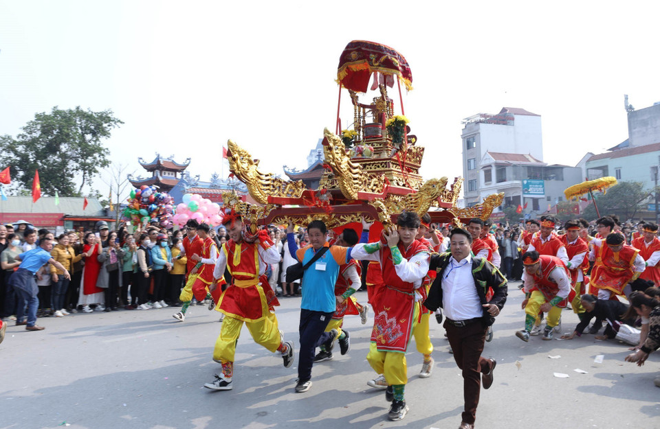 Đặc sắc nhất là nghi lễ quay kiệu trên đường rước từ đền Tả Phủ về đền Kỳ Cùng. (Ảnh: Anh Tuấn/TTXVN)