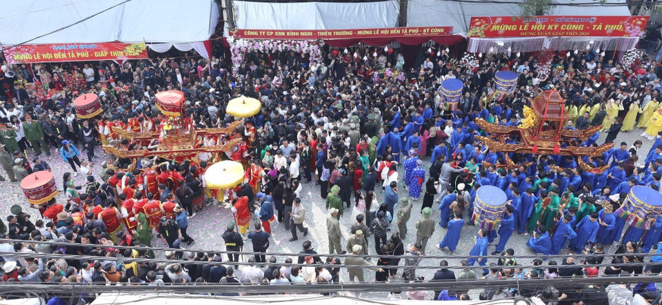 Đám rước đi theo các phố từ đền Tả Phủ về đền Kỳ Cùng. (Ảnh: Anh Tuấn/TTXVN)