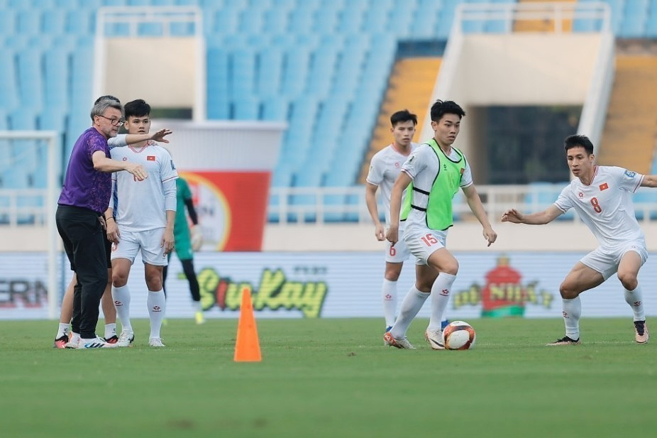 Huấn luyện viên Troussier chỉ đạo học trò trong buổi tập. (Ảnh: Minh Quyết/TTXVN)